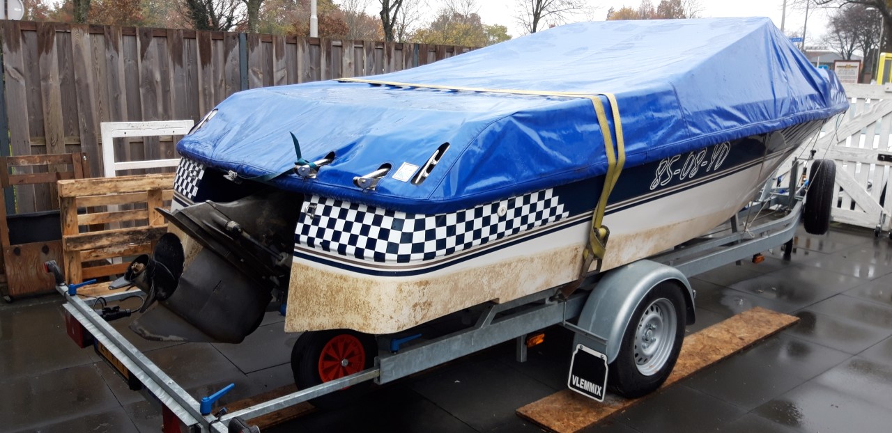 boot op een oplegger